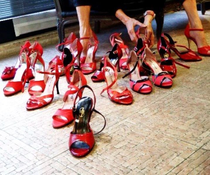 Scarpe rosse contro la violenza sulle donne